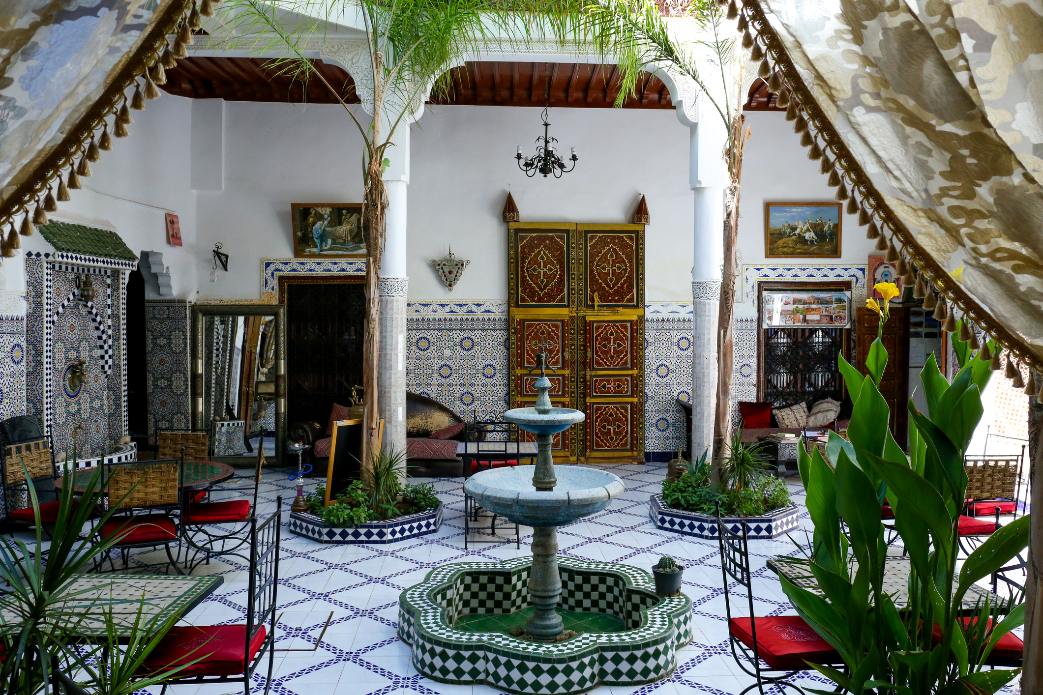 The internal Moroccan architecture is one of the wonders of Morocco, breathtaking colors, design and Arabic tools